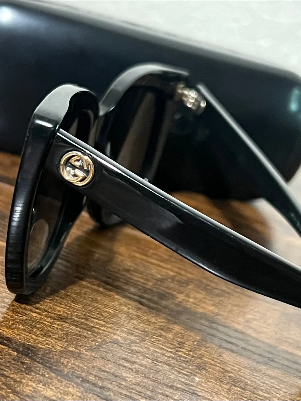 Gucci Black Square Sunglasses with Gold Logo Accent GG0163S 001 51[]22